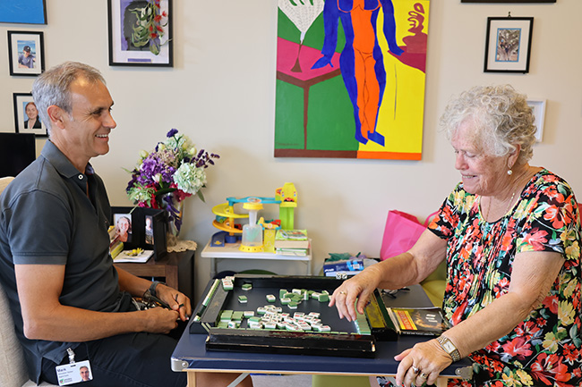 Mark and Catie playing a board game - Volunteer Visitor, Brisbane